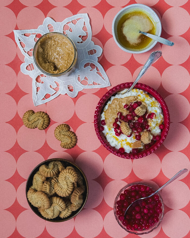 Riisipuuro annos, jonka päällä K. Leivon Leipomon Kaneliässistä tehtyä kaneliässätahnaa, punaherukoita ja kaneliässämurua.
